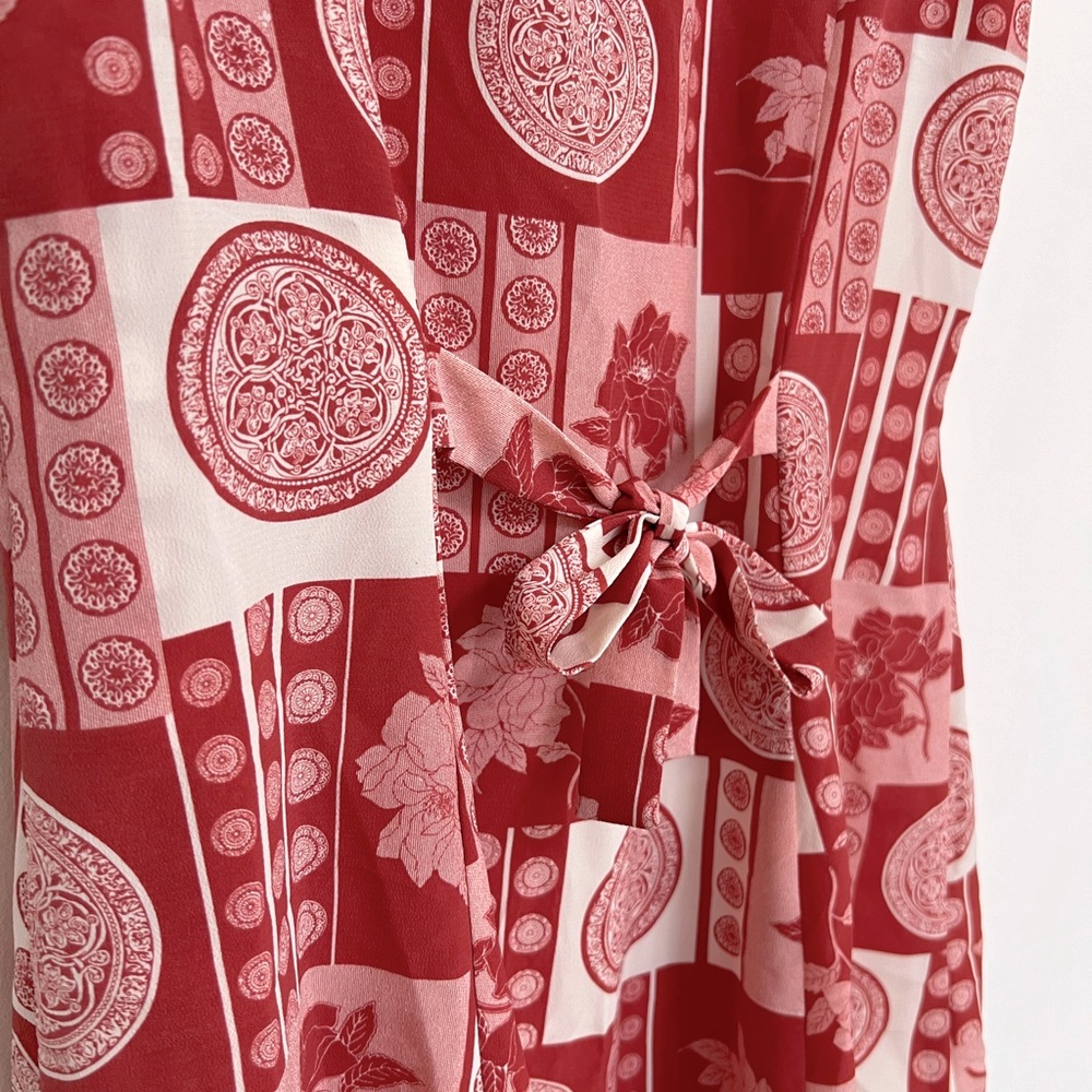 Maniere (L) Red White Floral Medallion Patch Canada Resort Sleeveless Tie Top - Picture 8 of 10